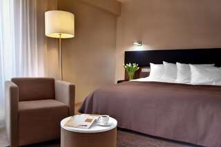 Отель Hotel Moderno Познань Улучшенный номер с кроватью размера «king-size»-5